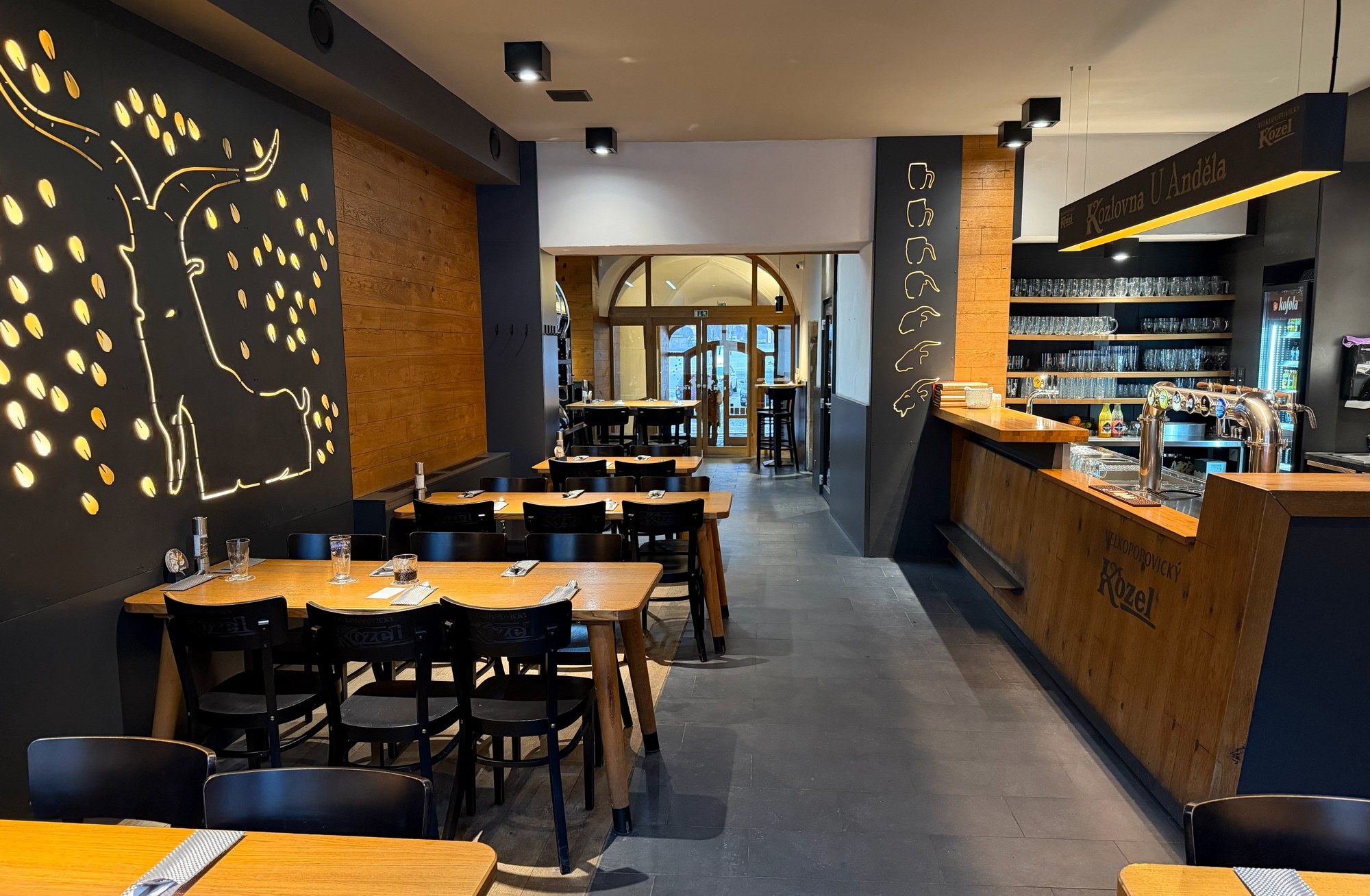 Interiér restaurace Kozlovna Jičín